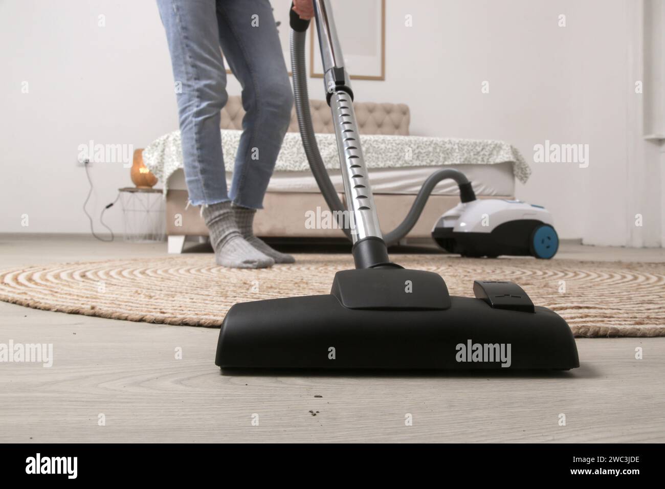 Femme au foyer aspirant la chambre, vie domestique, concept de nettoyage de l'appartement Banque D'Images