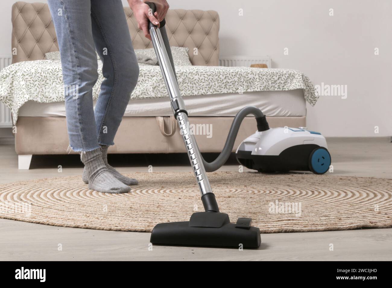 Femme au foyer aspirant la chambre, vie domestique, concept de nettoyage de l'appartement Banque D'Images