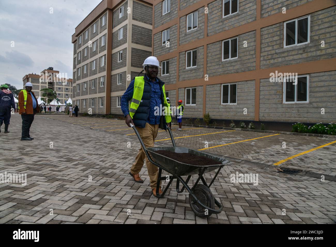 Nakuru, Kenya. 13 janvier 2024. Un ouvrier du bâtiment pousse une brouette lors du lancement du programme de logement abordable de Nakuru. Le gouvernement vise à construire chaque année 250 000 logements de qualité et à prix raisonnable pour la population du Kenya. (Photo de James Wakibia/SOPA Images/Sipa USA) crédit : SIPA USA/Alamy Live News Banque D'Images