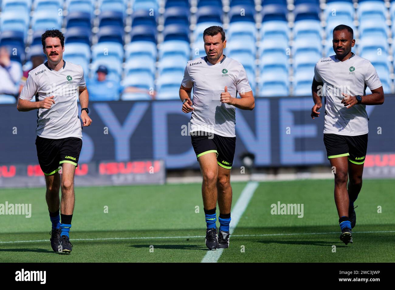 Sydney, Australie. 13 janvier 2024. Les arbitres de match se réchauffent avant le match A-League Men Rd27 entre les Central Coast Mariners et Melbourne Victory au stade Allianz le 13 janvier 2024 à Sydney, Australie Credit : IOIO IMAGES/Alamy Live News Banque D'Images