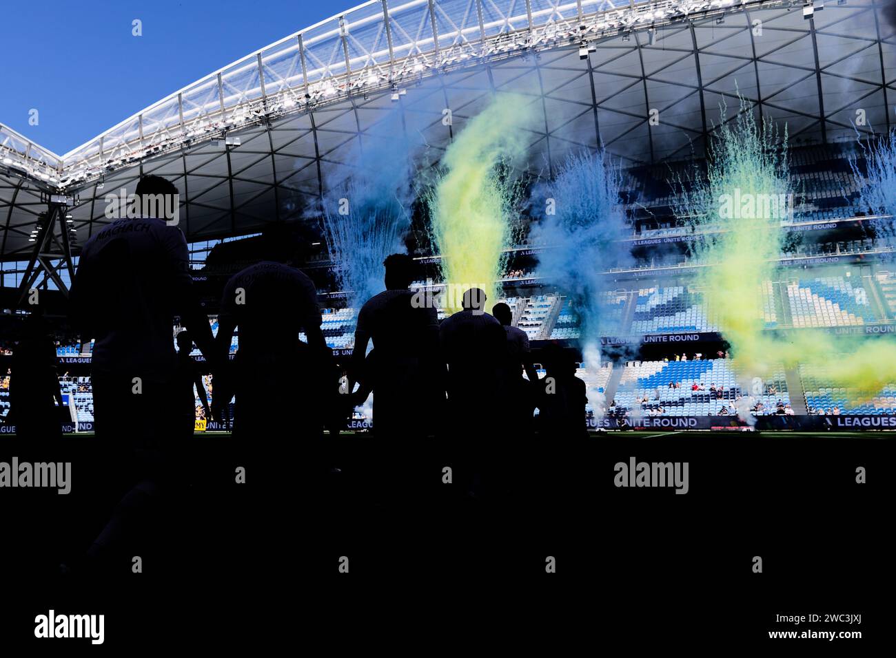 Sydney, Australie. 13 janvier 2024. Les Mariners et les joueurs de Melbourne Victory marchent sur le terrain avant le match A-League Men Rd27 entre les Central Coast Mariners et Melbourne Victory au stade Allianz le 13 janvier 2024 à Sydney, Australie Credit : IOIO IMAGES/Alamy Live News Banque D'Images
