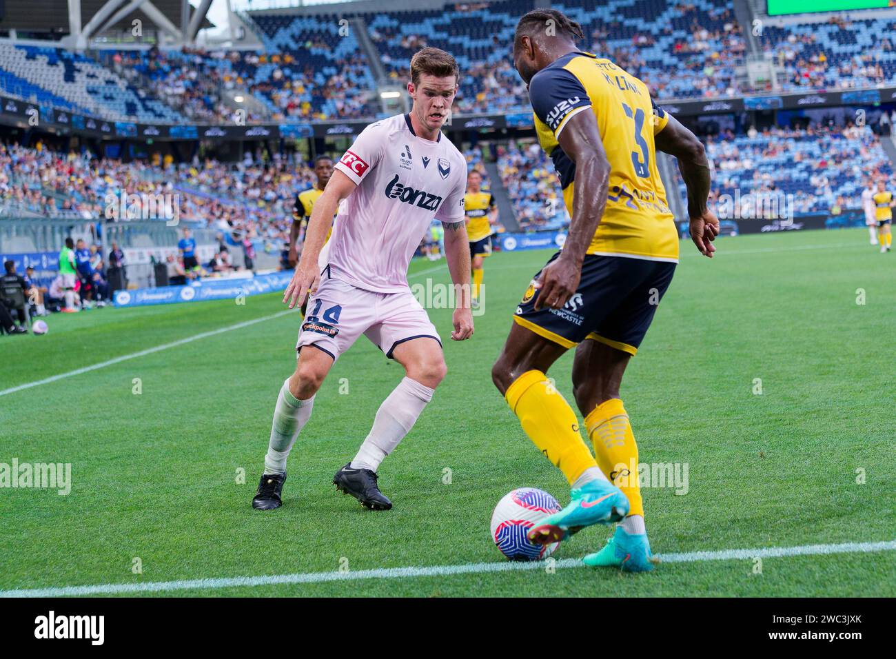 Sydney, Australie. 13 janvier 2024. Connor Chapman de Melbourne Victory rivalise pour le ballon avec Brian Kaltak de Central Coast Mariners lors du match A-League Men Rd27 entre Central Coast Mariners et Melbourne Victory au stade Allianz le 13 janvier 2024 à Sydney, Australie Credit : IOIO IMAGES/Alamy Live News Banque D'Images