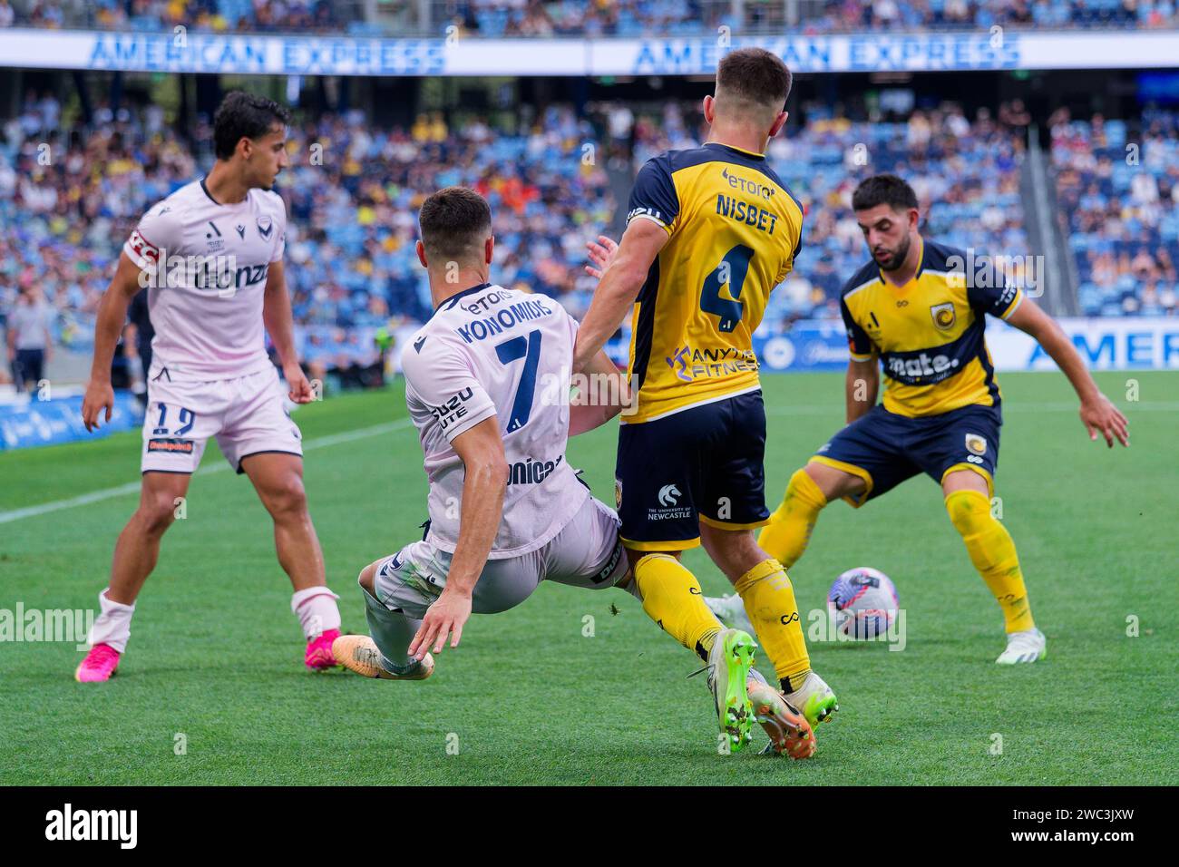 Sydney, Australie. 13 janvier 2024. Joshua Nisbet de Central Coast Mariners rivalise pour le ballon avec Chris Ikonomidis de Melbourne Victory lors du match de A-League Men Rd27 entre Central Coast Mariners et Melbourne Victory au stade Allianz le 13 janvier 2024 à Sydney, Australie Credit : IOIO IMAGES/Alamy Live News Banque D'Images