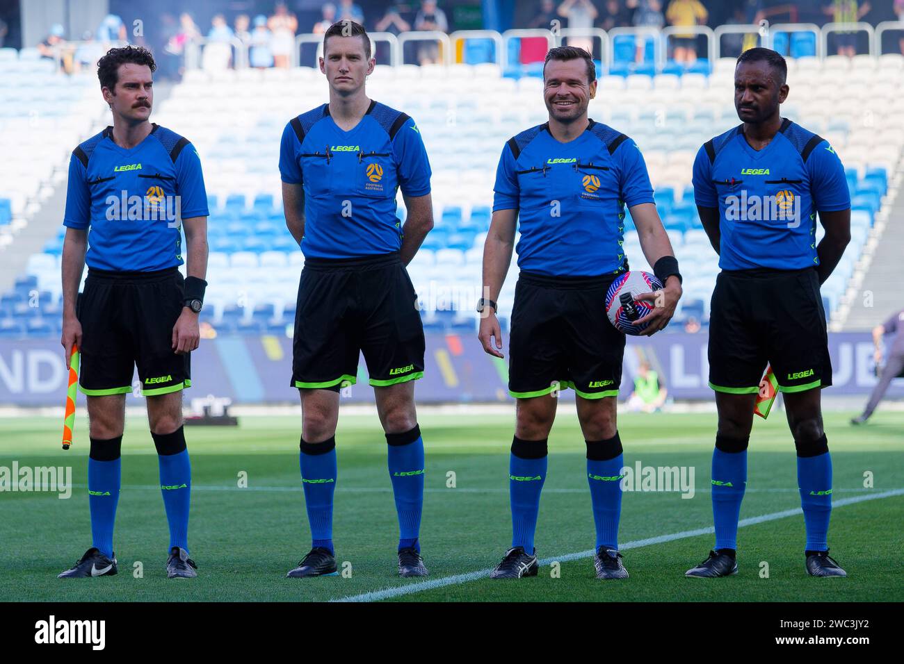 Sydney, Australie. 13 janvier 2024. Les arbitres de match s'alignent sur le terrain avant le match A-League Men Rd27 entre les Central Coast Mariners et Melbourne Victory à l'Allianz Stadium le 13 janvier 2024 à Sydney, en Australie Credit : IOIO IMAGES/Alamy Live News Banque D'Images