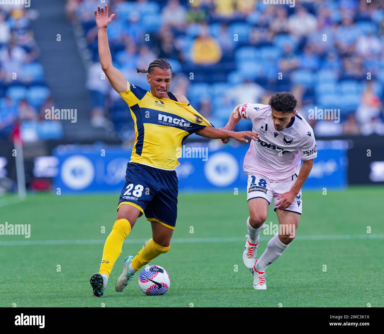 Sydney, Australie. 13 janvier 2024. Fabian Monge de Melbourne Victory rivalise pour le ballon avec William Wilson des Mariners lors du match A-League Men Rd27 entre les Central Coast Mariners et Melbourne Victory au stade Allianz le 13 janvier 2024 à Sydney, Australie Credit : IOIO IMAGES/Alamy Live News Banque D'Images