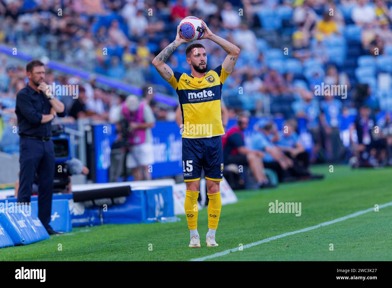 Sydney, Australie. 13 janvier 2024. Storm Roux des Mariners se prépare à lancer le ballon lors du match Rd27 hommes de la A-League entre les Central Coast Mariners et Melbourne Victory au stade Allianz le 13 janvier 2024 à Sydney, Australie Credit : IOIO IMAGES/Alamy Live News Banque D'Images