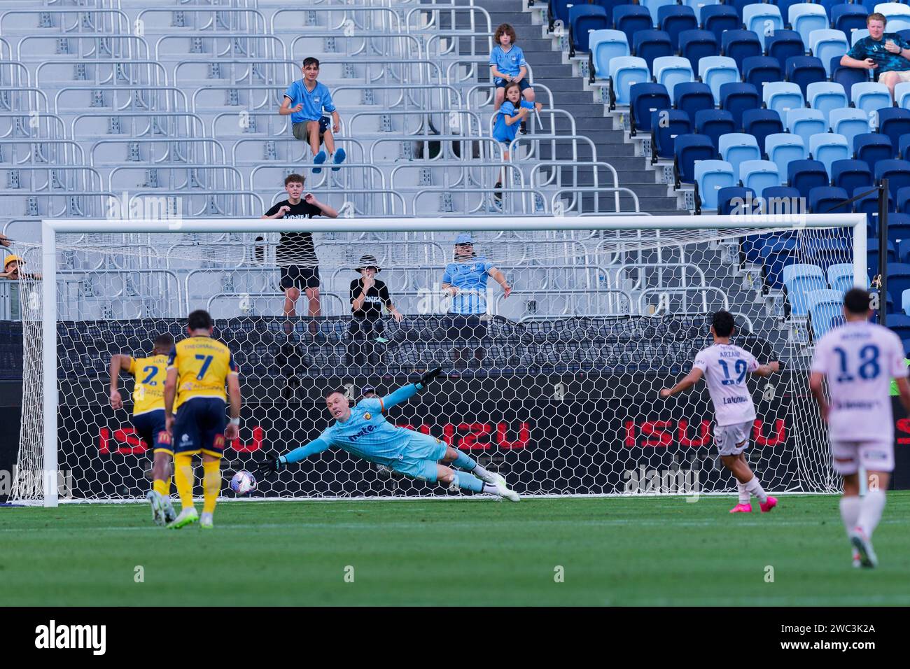 Sydney, Australie. 13 janvier 2024. Daniel Vukovic des Mariners plonge pour bloquer le ballon entrant dans les buts lors du match Rd27 masculin de La A-League entre les Central Coast Mariners et Melbourne Victory au stade Allianz le 13 janvier 2024 à Sydney, Australie Credit : IOIO IMAGES/Alamy Live News Banque D'Images