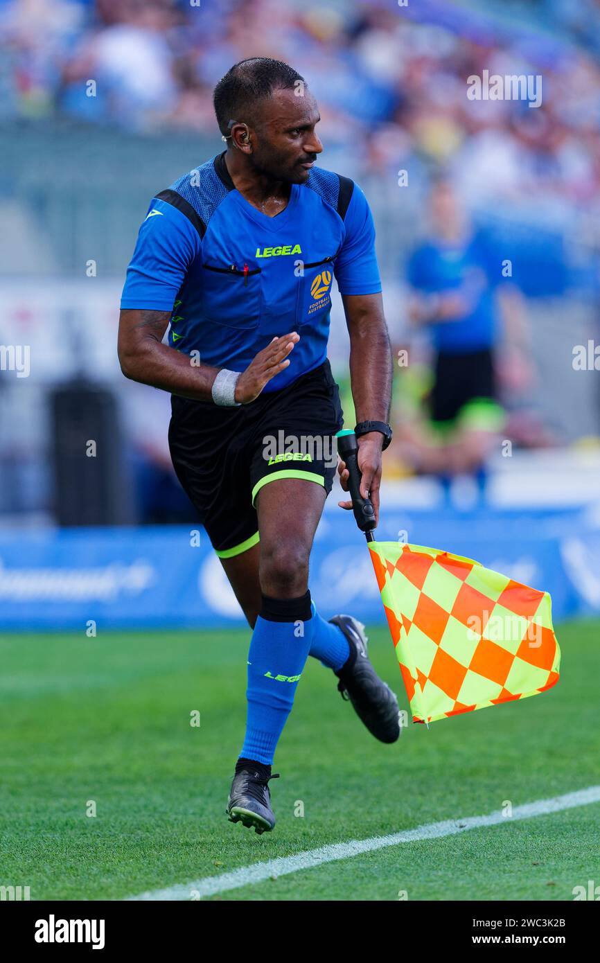 Sydney, Australie. 13 janvier 2024. Arbitre assistant, Arvin Shanmuganathan en action lors du match de Rd27 hommes de la A-League entre les Central Coast Mariners et Melbourne Victory au stade Allianz le 13 janvier 2024 à Sydney, Australie Credit : IOIO IMAGES/Alamy Live News Banque D'Images