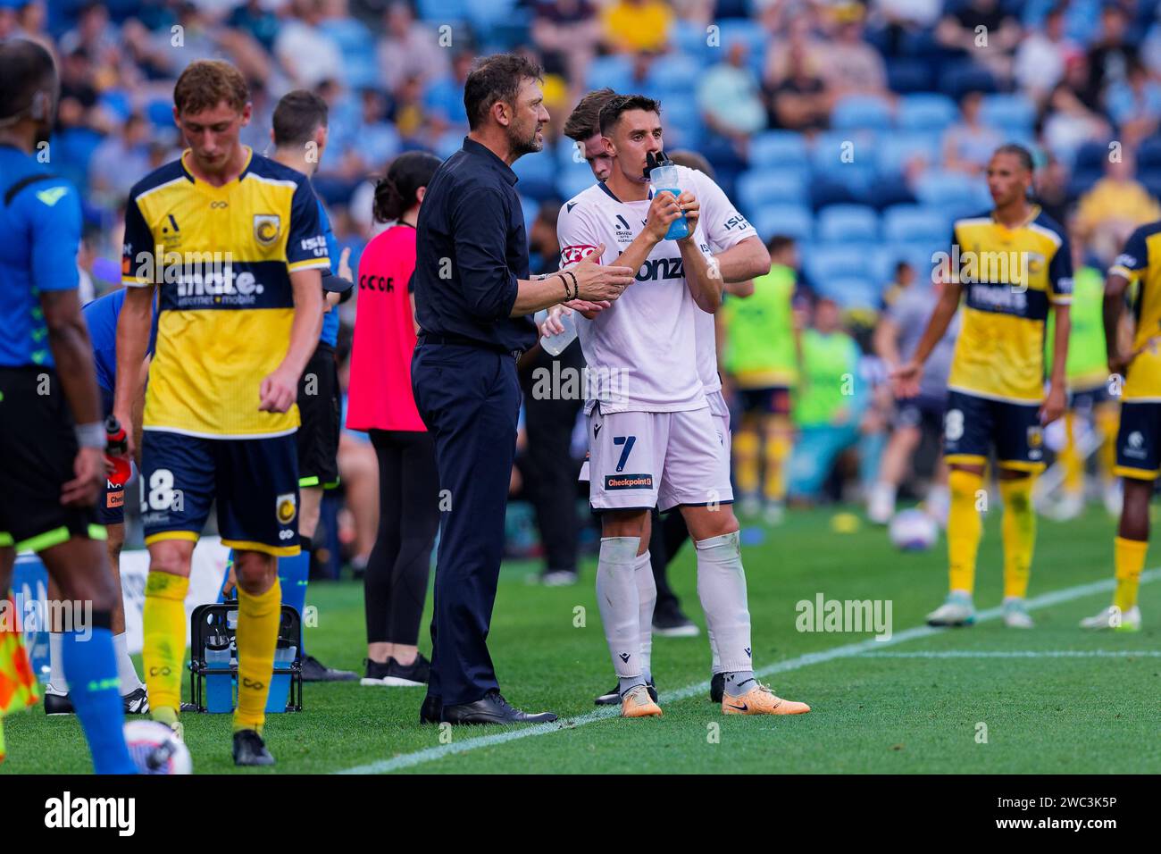 Sydney, Australie. 13 janvier 2024. L'entraîneur Tony Popovic parle à Chris Ikonomidis de la victoire lors du match de Rd27 hommes de la A-League entre les Central Coast Mariners et Melbourne Victory au stade Allianz le 13 janvier 2024 à Sydney, Australie Credit : IOIO IMAGES/Alamy Live News Banque D'Images