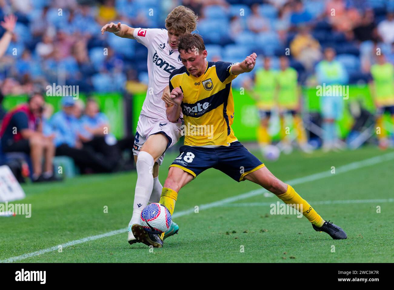 Sydney, Australie. 13 janvier 2024. Eli Adams de Melbourne Victory rivalise pour le ballon avec Jacob Farrell de Central Coast Mariners lors du match A-League Men Rd27 entre Central Coast Mariners et Melbourne Victory au stade Allianz le 13 janvier 2024 à Sydney, Australie Credit : IOIO IMAGES/Alamy Live News Banque D'Images