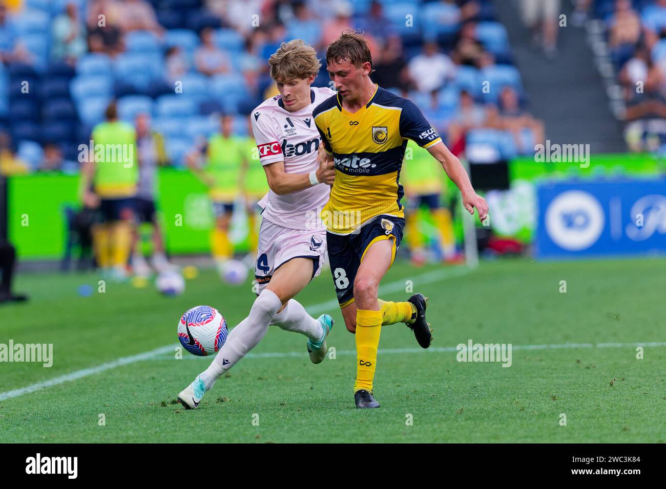 Sydney, Australie. 13 janvier 2024. Eli Adams de Melbourne Victory rivalise pour le ballon avec Jacob Farrell de Central Coast Mariners lors du match A-League Men Rd27 entre Central Coast Mariners et Melbourne Victory au stade Allianz le 13 janvier 2024 à Sydney, Australie Credit : IOIO IMAGES/Alamy Live News Banque D'Images