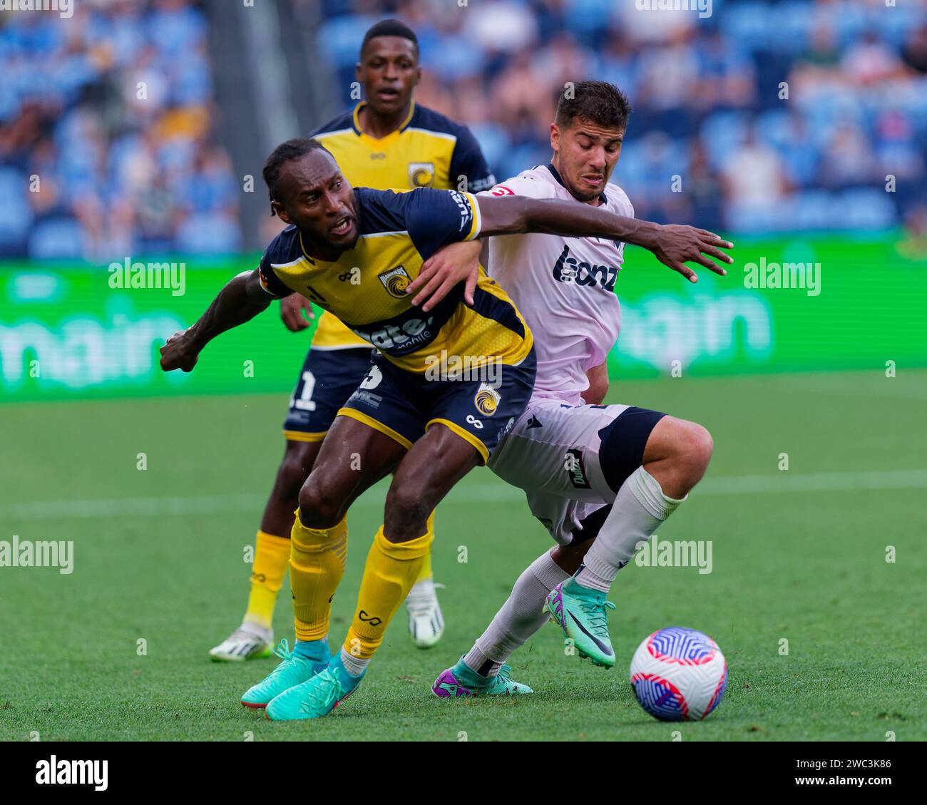 Sydney, Australie. 13 janvier 2024. Zinédine Machach de Melbourne Victory rivalise pour le ballon avec Brian Kaltak de Central Coast Mariners lors du match de A-League Men Rd27 entre Central Coast Mariners et Melbourne Victory au stade Allianz le 13 janvier 2024 à Sydney, Australie Credit : IOIO IMAGES/Alamy Live News Banque D'Images