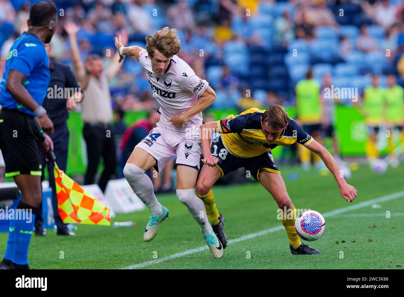Sydney, Australie. 13 janvier 2024. Eli Adams de Melbourne Victory rivalise pour le ballon avec Jacob Farrell de Central Coast Mariners lors du match A-League Men Rd27 entre Central Coast Mariners et Melbourne Victory au stade Allianz le 13 janvier 2024 à Sydney, Australie Credit : IOIO IMAGES/Alamy Live News Banque D'Images