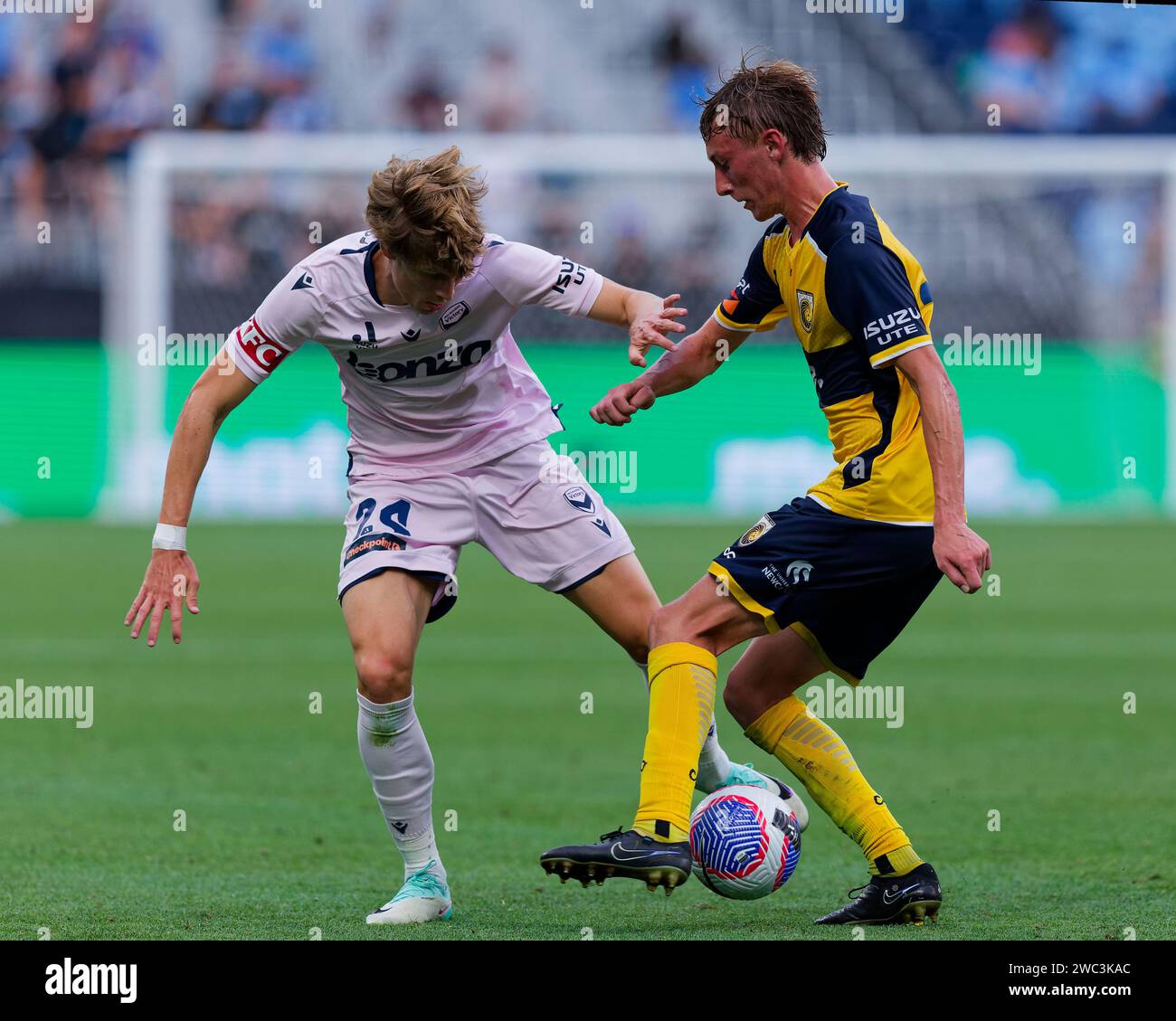 Sydney, Australie. 13 janvier 2024. Eli Adams de Melbourne Victory rivalise pour le ballon avec Jacob Farrell de Central Coast Mariners lors du match A-League Men Rd27 entre Central Coast Mariners et Melbourne Victory au stade Allianz le 13 janvier 2024 à Sydney, Australie Credit : IOIO IMAGES/Alamy Live News Banque D'Images