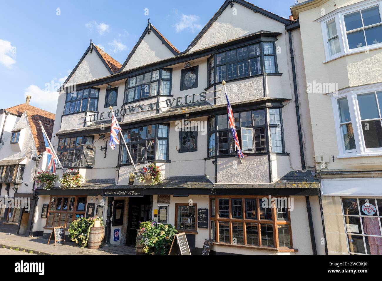 Wells Somerset, The Crown at Wells ancien entraîneur du 15e siècle dans maintenant hôtel et restaurant avec Anton's bistro dans le centre-ville de Wells, Angleterre, Royaume-Uni, 2023 Banque D'Images