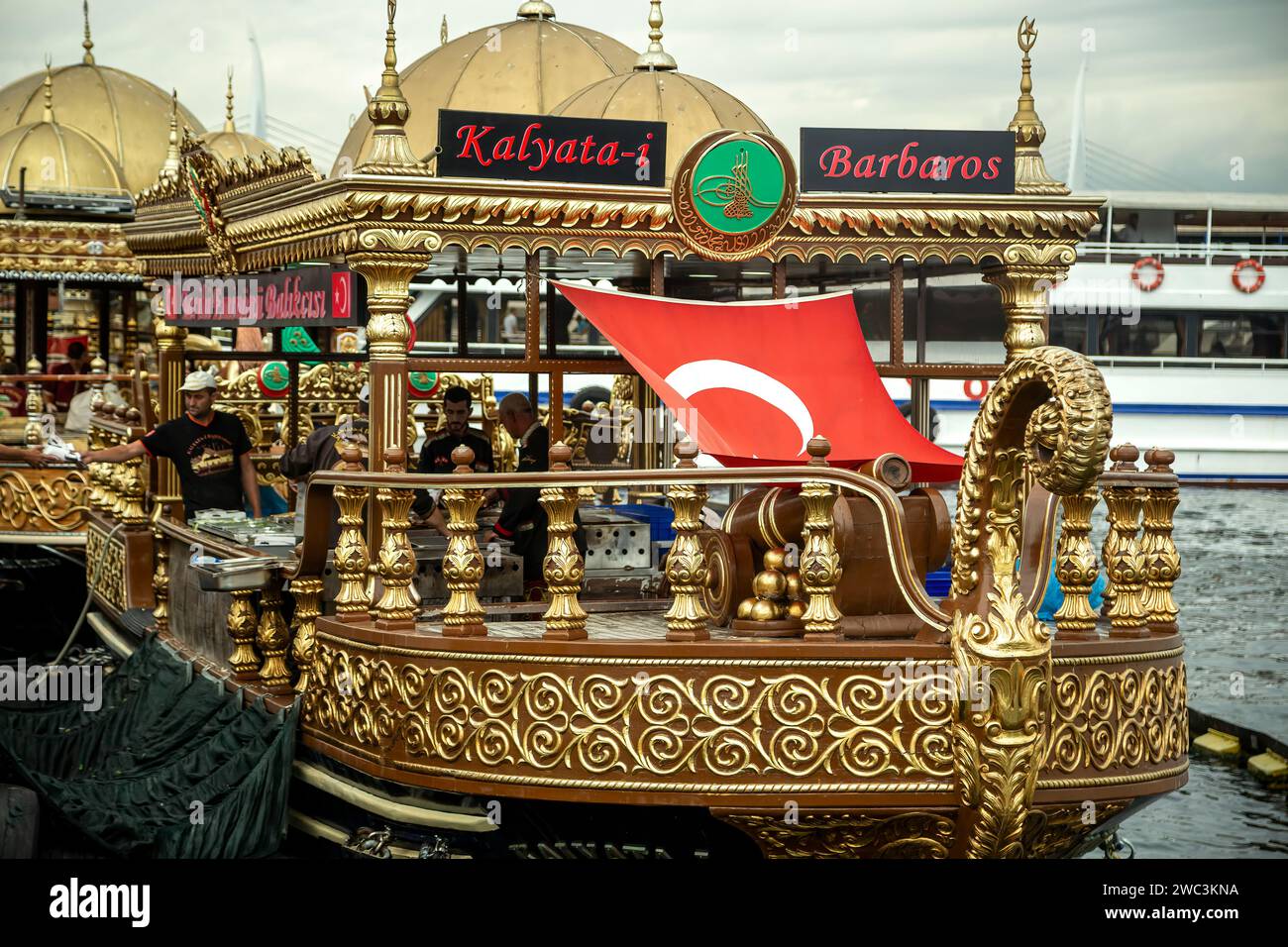 Bateau restaurant sandwich poisson et drapeau turc, Eminonu, Istanbul, Turquie Banque D'Images