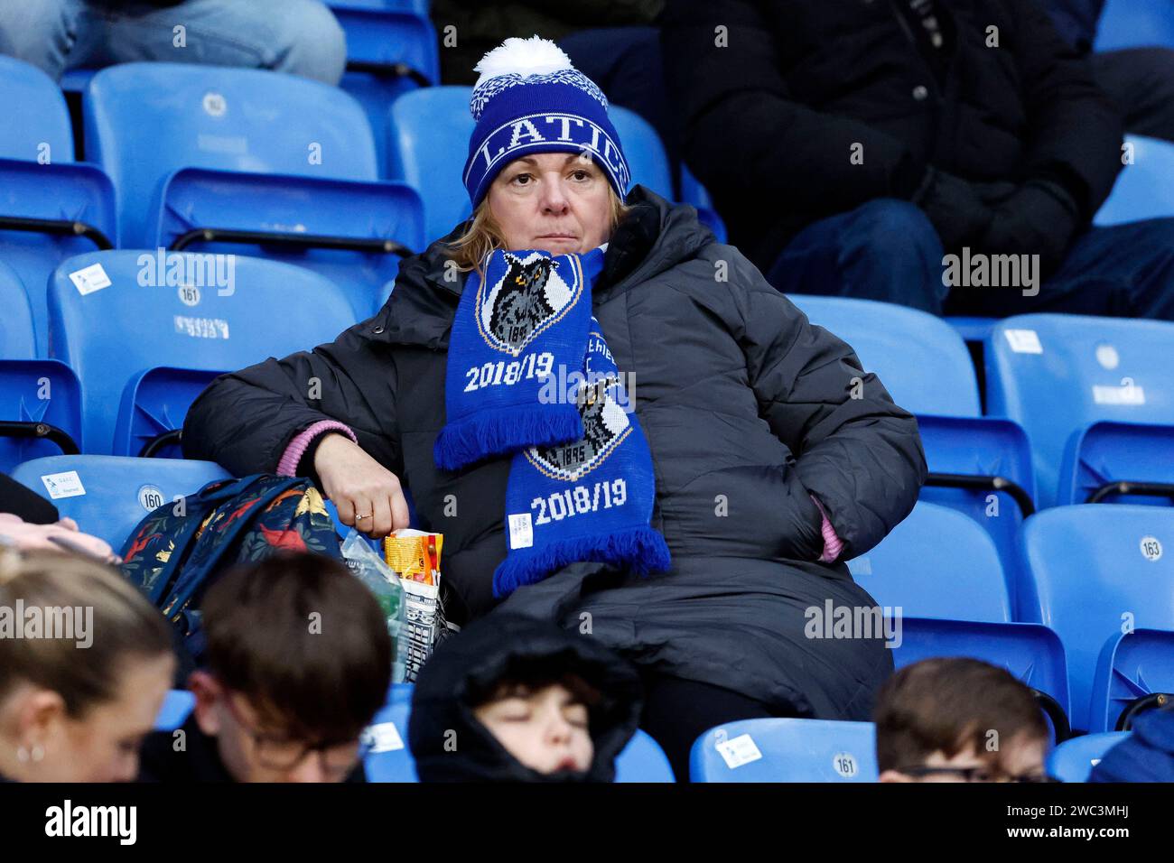 Fans d'Oldham lors du Isuzu FA Trophy match entre Oldham Athletic et Hendon à Boundary Park, Oldham le samedi 13 janvier 2024. (Photo : Thomas Edwards | MI News) crédit : MI News & Sport / Alamy Live News Banque D'Images