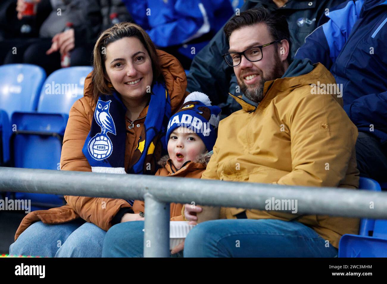 Fans d'Oldham lors du Isuzu FA Trophy match entre Oldham Athletic et Hendon à Boundary Park, Oldham le samedi 13 janvier 2024. (Photo : Thomas Edwards | MI News) crédit : MI News & Sport / Alamy Live News Banque D'Images