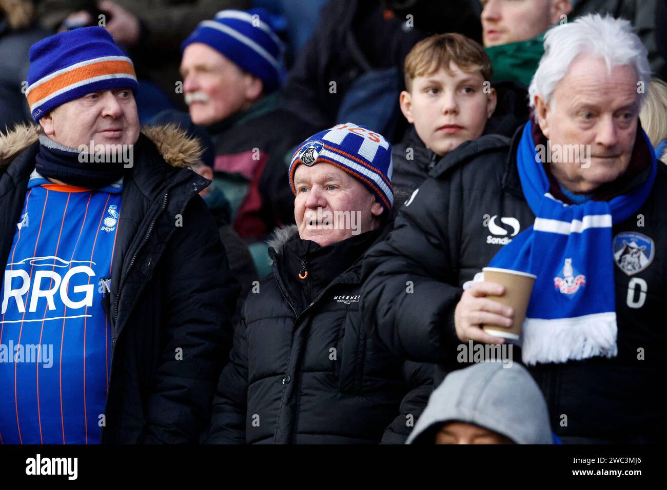 Fans d'Oldham lors du Isuzu FA Trophy match entre Oldham Athletic et Hendon à Boundary Park, Oldham le samedi 13 janvier 2024. (Photo : Thomas Edwards | MI News) crédit : MI News & Sport / Alamy Live News Banque D'Images