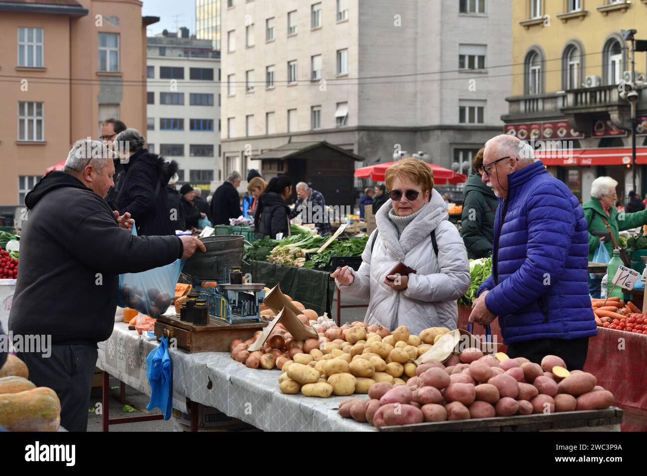 Zagreb, Croatie : 01,05,2024 : marché aux légumes appelé Dolac dans le centre de Zagreb, la capitale de la Croatie. Banque D'Images Zagreb, Croatie : 01,05,2024 : marché aux légumes appelé Dolac dans le centre de Zagreb, la capitale de la Croatie. Banque D'Images