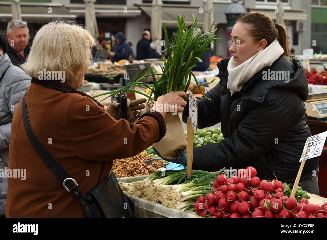 Zagreb, Croatie : 01,05,2024 : marché aux légumes appelé Dolac dans le centre de Zagreb, la capitale de la Croatie. Banque D'Images