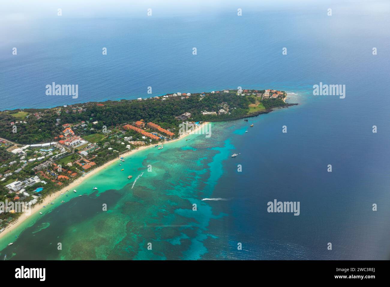 Vue aérienne des récifs tropicaux et des eaux bleu-vert limpides entourant les stations de Roatan Banque D'Images
