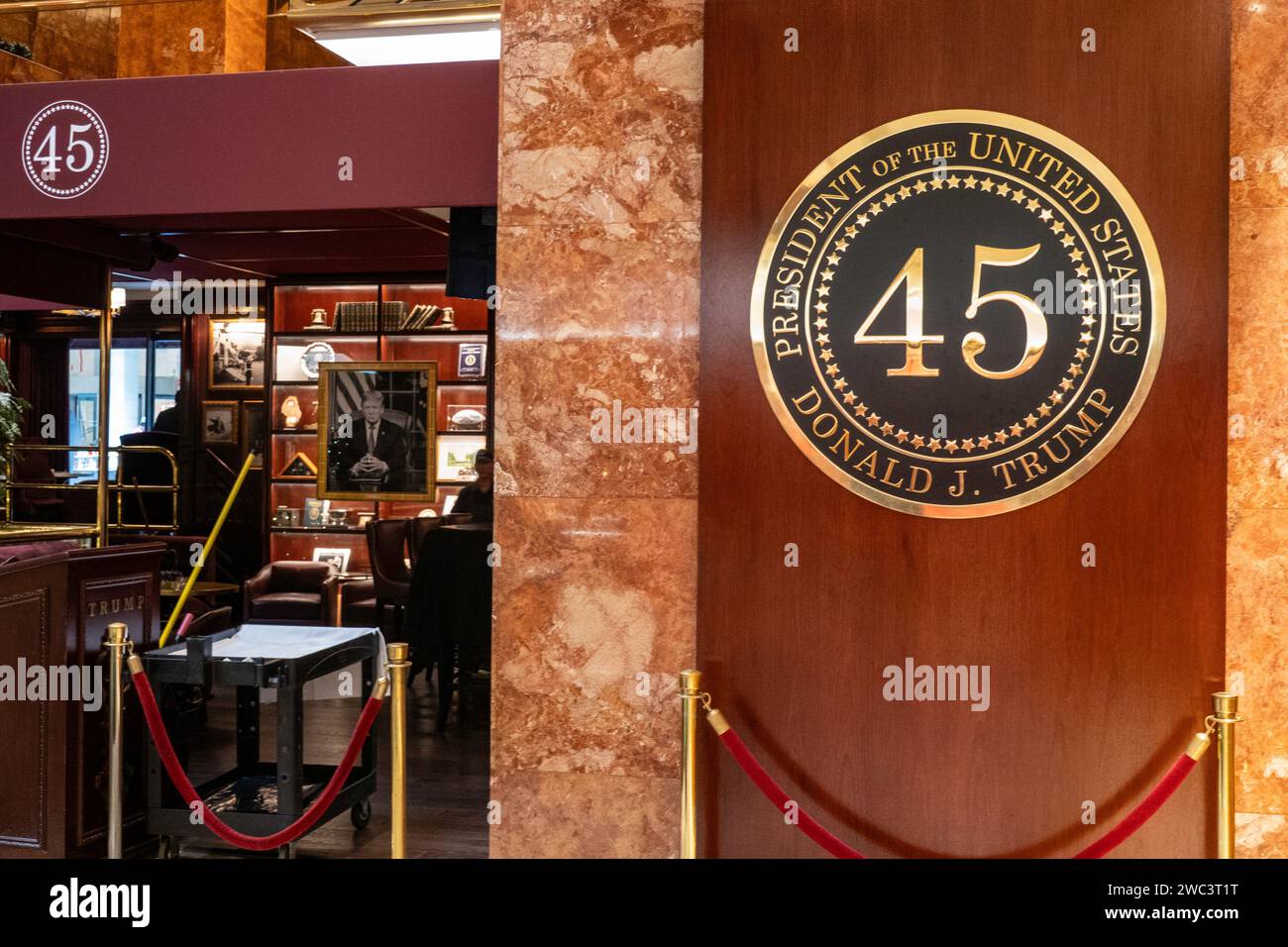 L'intérieur de la tour Trump comprend des restaurants et des boutiques, New York City, États-Unis, 2024 Banque D'Images