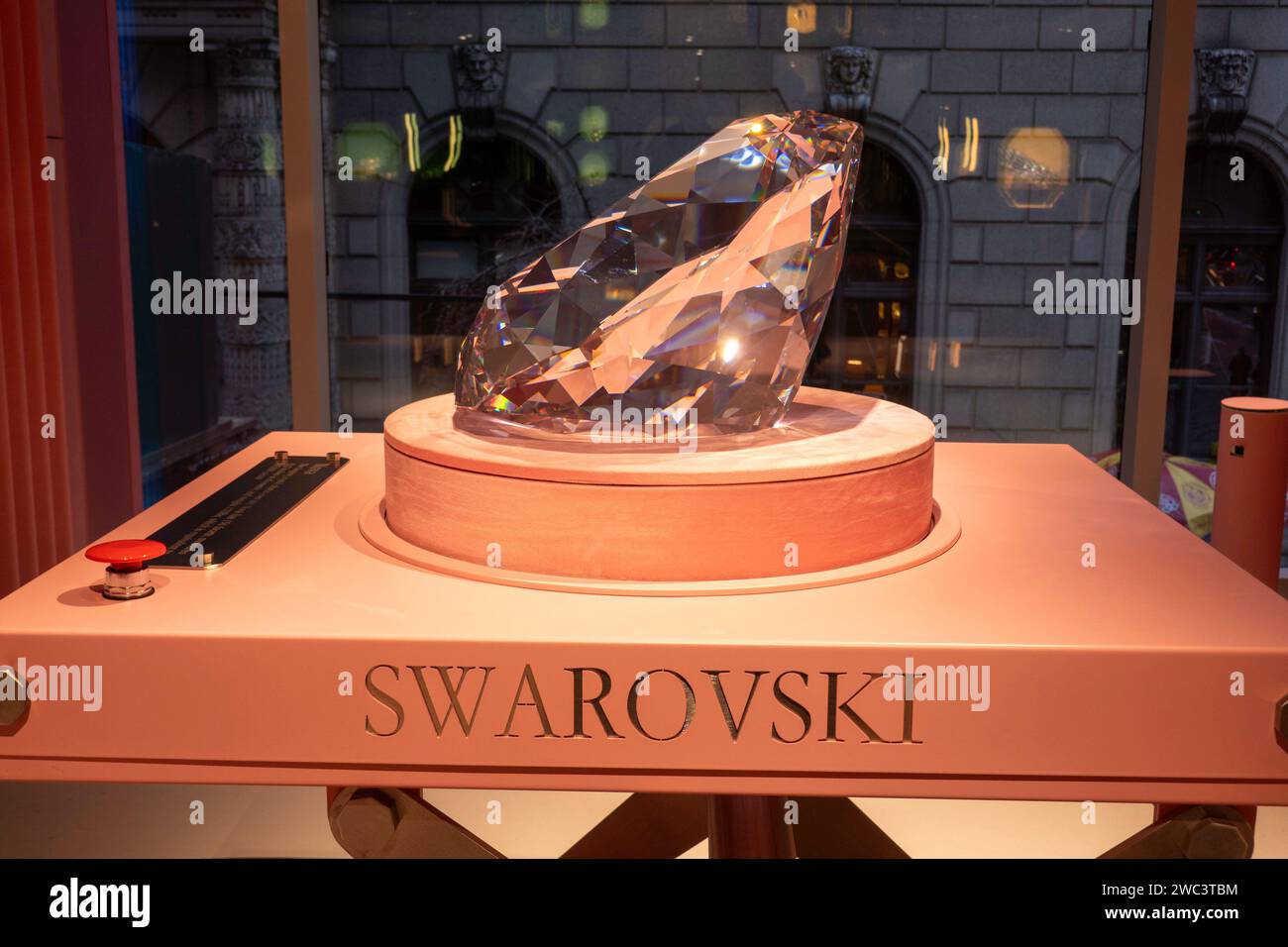 L'intérieur du magasin phare mondial Swarovski présente une gamme complète de produits en cristal, New York City, États-Unis, 2024 Banque D'Images