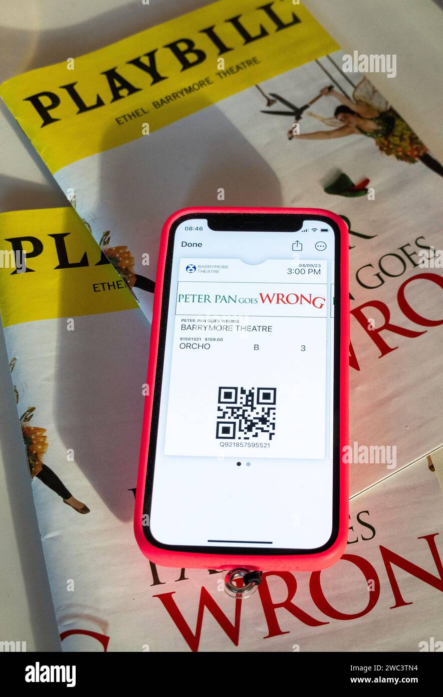 Playbills et tickets sur iPhone, Peter Pan va mal, 2023, NYC, Etats-Unis Banque D'Images