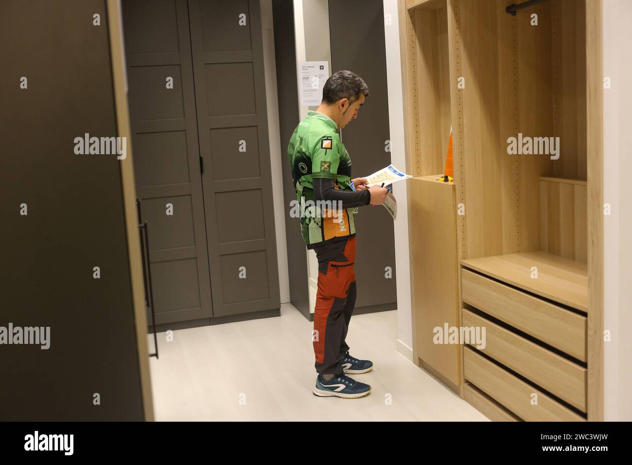 Paredes, Asturies, Espagne. 13 janvier 2024. Paredes, Espagne, 13 janvier 2024 : un participant regarde la carte devant une balise lors de la course d'orientation à Ikea, le 13 janvier 2024, à Paredes, Asturies. Crédit : Alberto Brevers/Alamy Live News. (Image de crédit : © Alberto Brevers/Pacific Press via ZUMA Press Wire) USAGE ÉDITORIAL SEULEMENT! Non destiné à UN USAGE commercial ! Banque D'Images