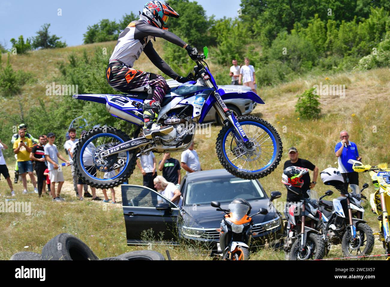 Dans la course de moto extrême Enduro, les coureurs ont concouru sur des terrains difficiles en sautant par-dessus des pneus sur un sol et une balade de 40 kilomètres sur des sentiers de montagne. Banque D'Images