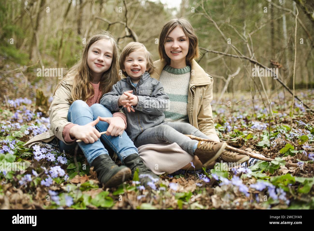 Deux sœurs et leur petit frère s'amusent lors d'une randonnée dans les ...