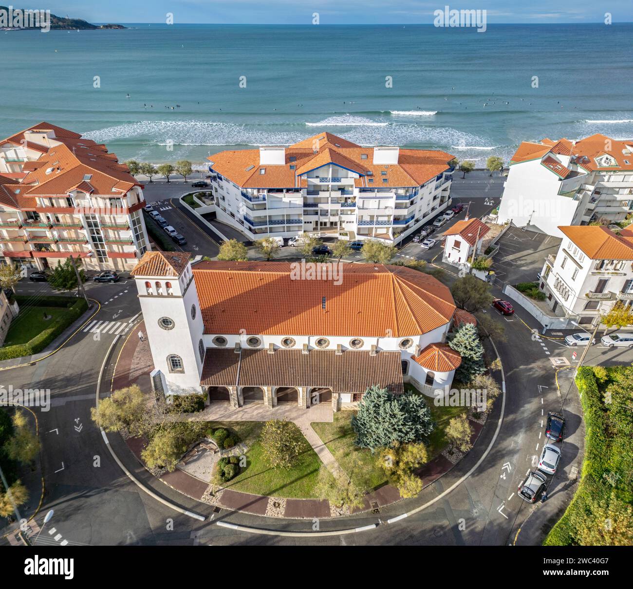 Vue aérienne de l'église Sainte-Anne à Hendaye. Jolie chapelle étonnamment située au centre d'un rond-point. Banque D'Images