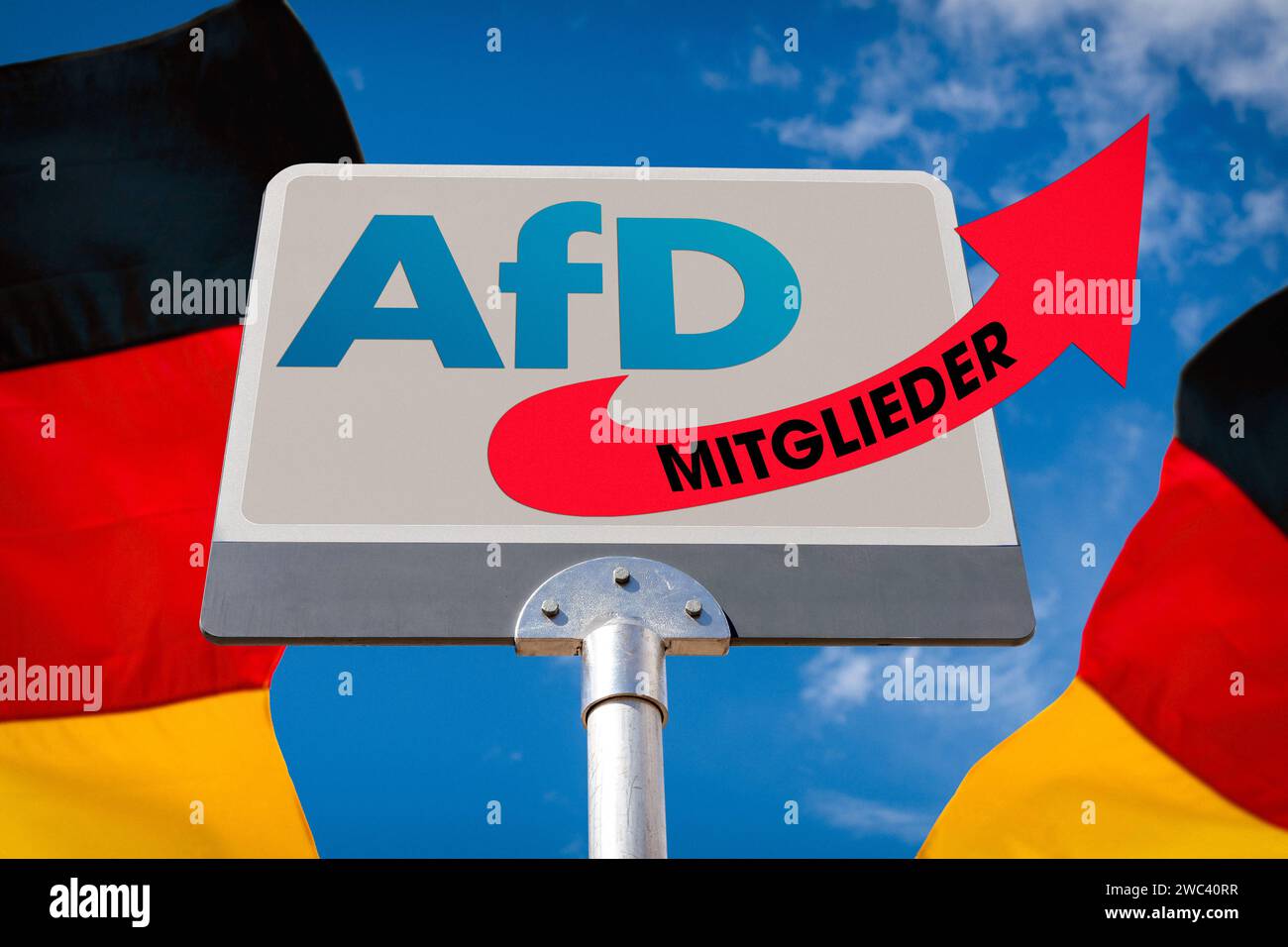 14 janvier 2024 : signe avec le logo du parti AfD alternative pour l'Allemagne avec deux drapeaux nationaux allemands. La flèche du logo dépasse le signe portant l'inscription Mitglieder FOTOMONTAGE *** Schild mit dem logo der Partei AfD alternative für Deutschland mit zwei Deutschen Landesflaggen. Der Pfeil des Logos steht über das Schild hinaus mit der Aufschrift Mitglieder FOTOMONTAGE Banque D'Images