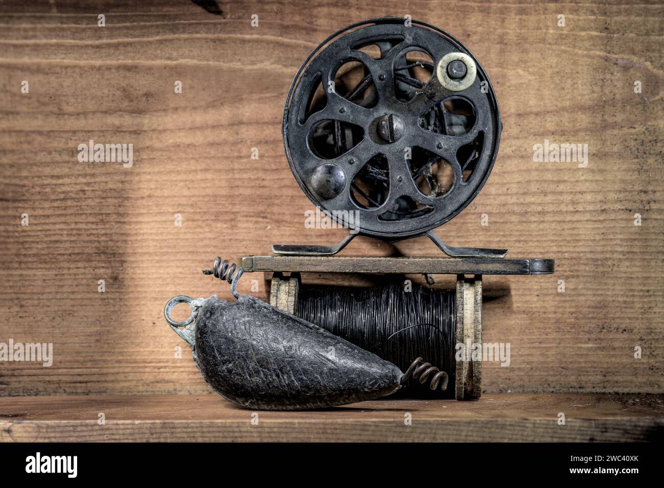 Vieux moulinet de pêche plomb et fil nature morte Photo Stock - Alamy