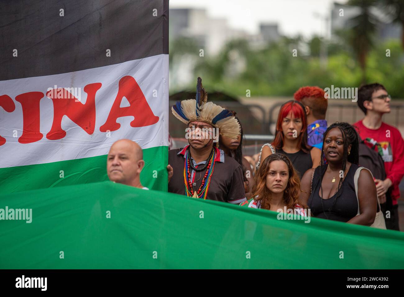 Sao Paulo, Sao Paulo, Brésil. 13 janvier 2024. Ce samedi après-midi (13), les manifestants se rassemblent dans l'espace MASP sur l'avenue Paulista à Sao Paulo, au Brésil, et appellent au ''cessez-le-feu maintenant! Arrêtez le génocide à Gaza. (Image de crédit : © Wagner Vilas/ZUMA Press Wire) USAGE ÉDITORIAL SEULEMENT! Non destiné à UN USAGE commercial ! Banque D'Images