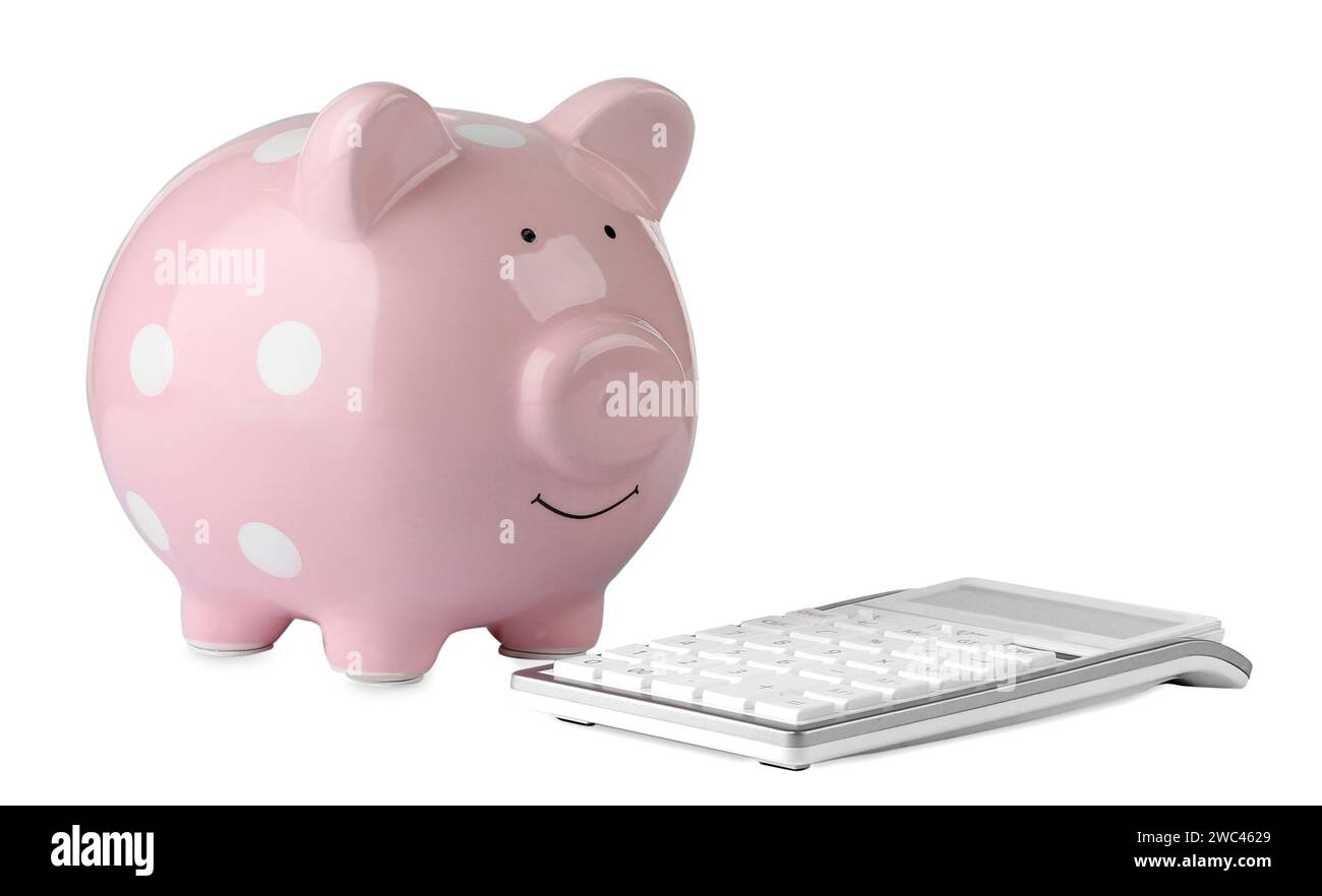 Calculatrice et tirelire rose isolé sur blanc Banque D'Images