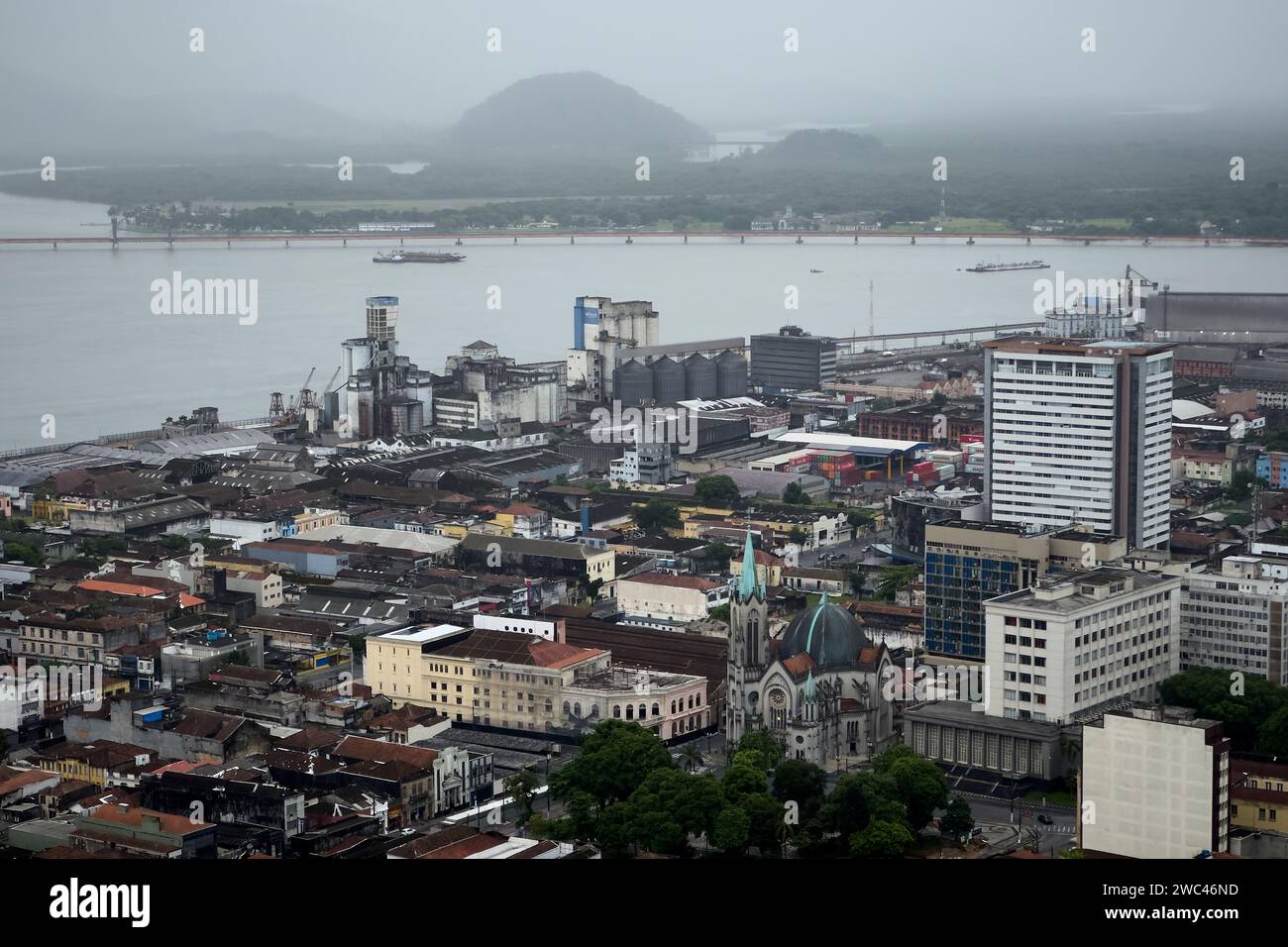 Santos, Sao Paulo, Brésil. 13 janvier 2024. Vue générale de la région centrale de la ville de Santos avec le port en arrière-plan vu du sommet de la colline Monte Serrat (crédit image : © Igor do Vale/ZUMA Press Wire) USAGE ÉDITORIAL SEULEMENT! Non destiné à UN USAGE commercial ! Banque D'Images