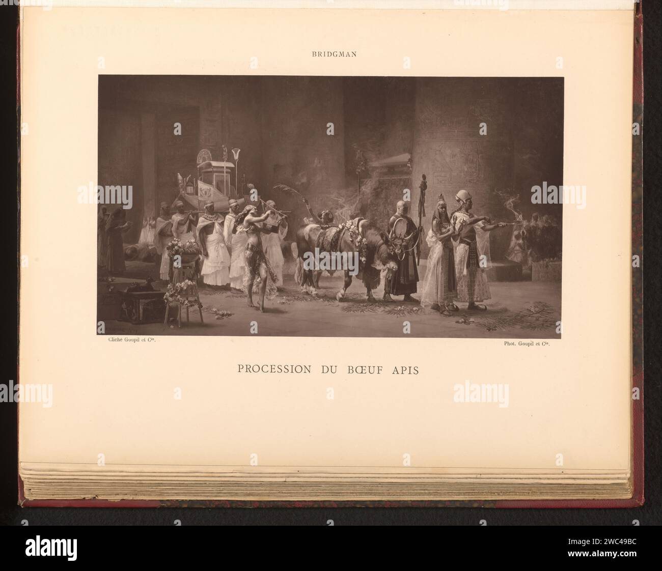 Production photographique de la peinture 'procession du boeuf Apis' par Frederick Arthur Bridgman, Goupil & Cie., d'après Frederick Arthur Bridgman, c. 1877 - dans ou avant 1882 tirage photomécanique boeuf papier. Pratiques rituelles  religion égyptienne Banque D'Images