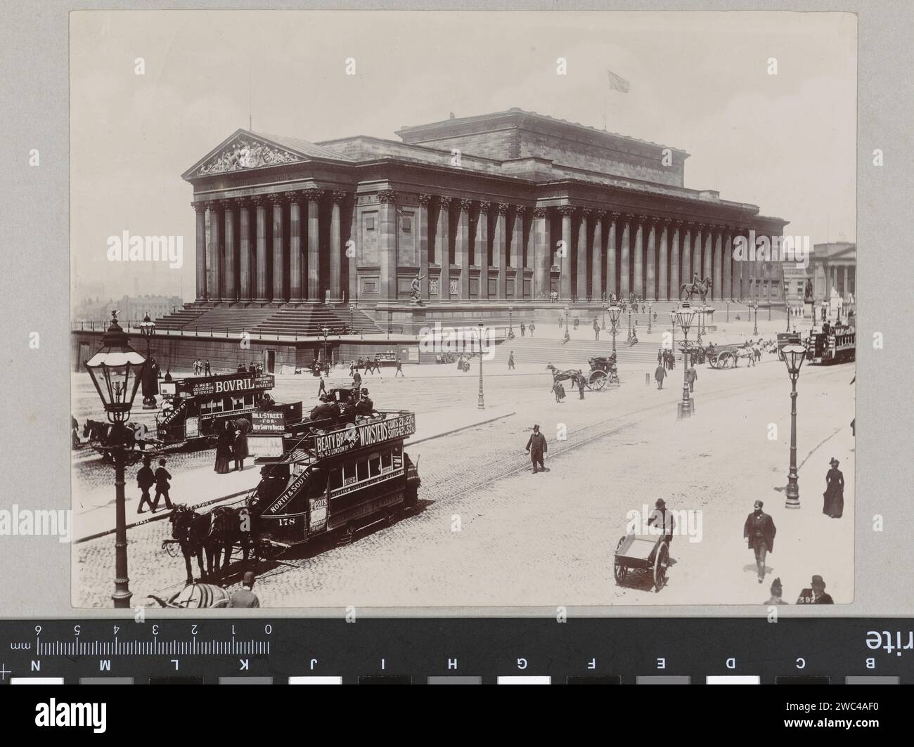 Vue de St George's place et St George's Hall à Liverpool, Anonymous, 1880 - 1910 photographie Liverpool baryta paper. carré en carton, lieu, cirque, etc. Salle de concert St George's Hall Banque D'Images