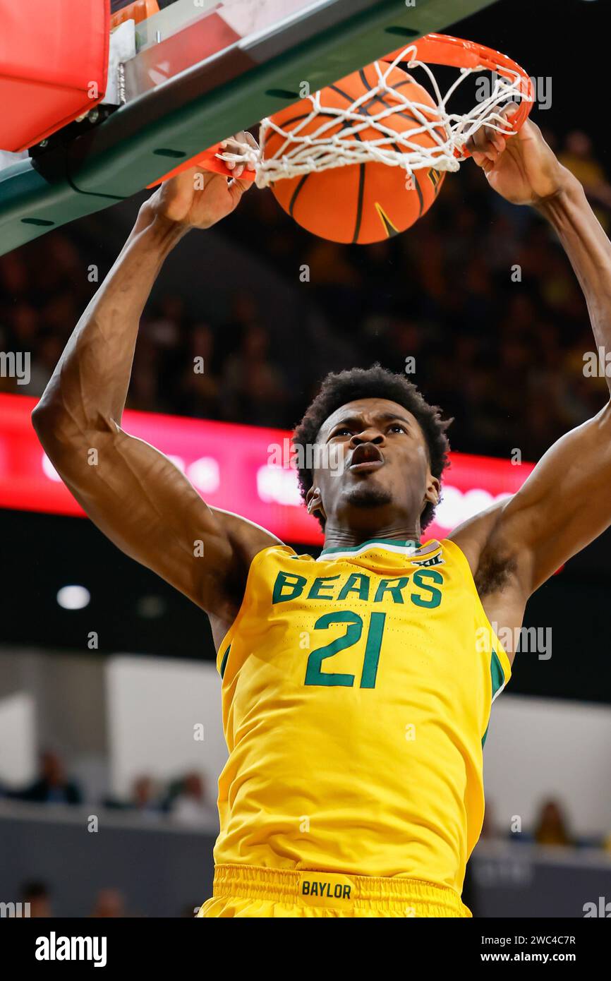 WACO, CA - JANUARY 13: Baylor Bears center Yves Missi (21) makes a slam dunk during the Big 12 college basketball game between Baylor Bears and Cincinnati Bearcats on January 13, 2024, at Foster Pavilion in Waco, Texas. (Photo by David Buono/Icon Sportswire) (Icon Sportswire via AP Images) Banque D'Images