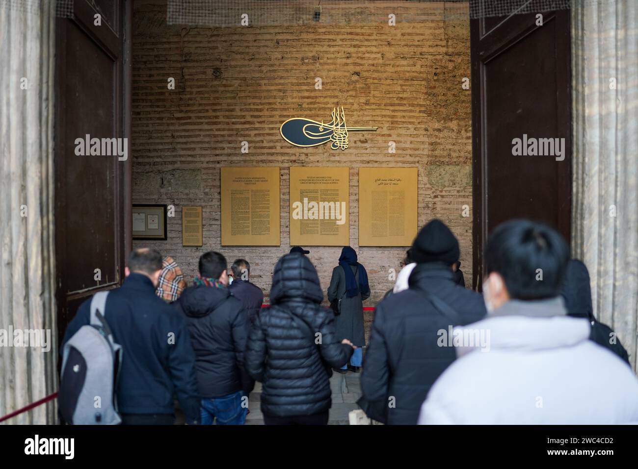 Istanbul, Turquie. 13 janvier 2024. Le tughra symbole de l'Empire ottoman, situé à l'entrée de Sainte-Sophie. La Sainte-Sophie, a été transformée de musée en mosquée en 2020 par décision du président Erdogan, les visiteurs qui sont des touristes seront facturés une taxe de 25 euros à partir du 15 janvier 2024, par décision du ministère de la Culture et du Tourisme. Crédit : SOPA Images Limited/Alamy Live News Banque D'Images