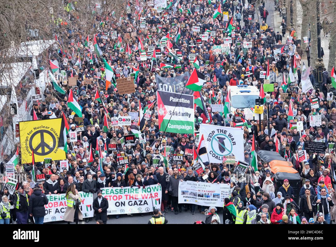 Londres, Royaume-Uni. 13 janvier 2024. Des milliers de manifestants pro-palestiniens approchent du pont Waterloo lors de leur marche de la ville de Londres à Parliament Square, appelant à un cessez-le-feu immédiat. Malgré les manifestations de masse dans le monde entier et la septième marche nationale, cela ne montre aucun signe de se produire rapidement, alors que le nombre de morts palestiniens atteint 23 000 et que des milliers d'autres sont blessés, confrontés à des conditions désastreuses à l'intérieur des quelques établissements médicaux fonctionnels à Gaza. Crédit : Photographie de onzième heure / Alamy Live News Banque D'Images