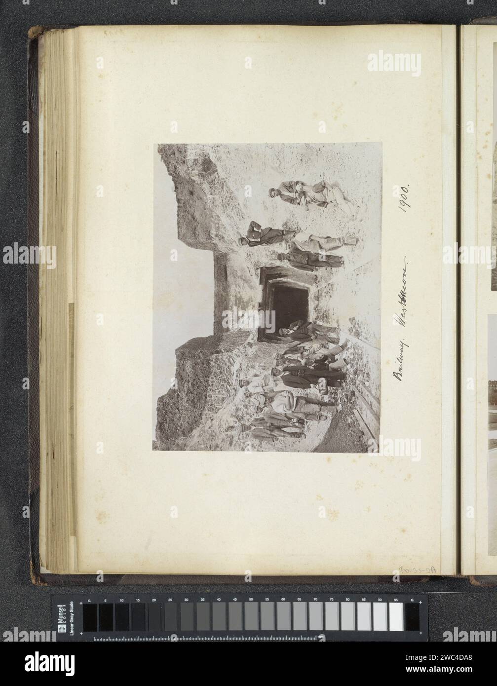 Groupe d'hommes dans un tunnel ferroviaire en construction près de West Meon, 1900 photographie partie de Reisalbum avec des photos de sites en Angleterre et en France. Papier West Meon. support photographique impression albumine route souterraine, tunnel. chemin de fer, train. chantier. Classe ouvrière, ouvriers West Meon Banque D'Images