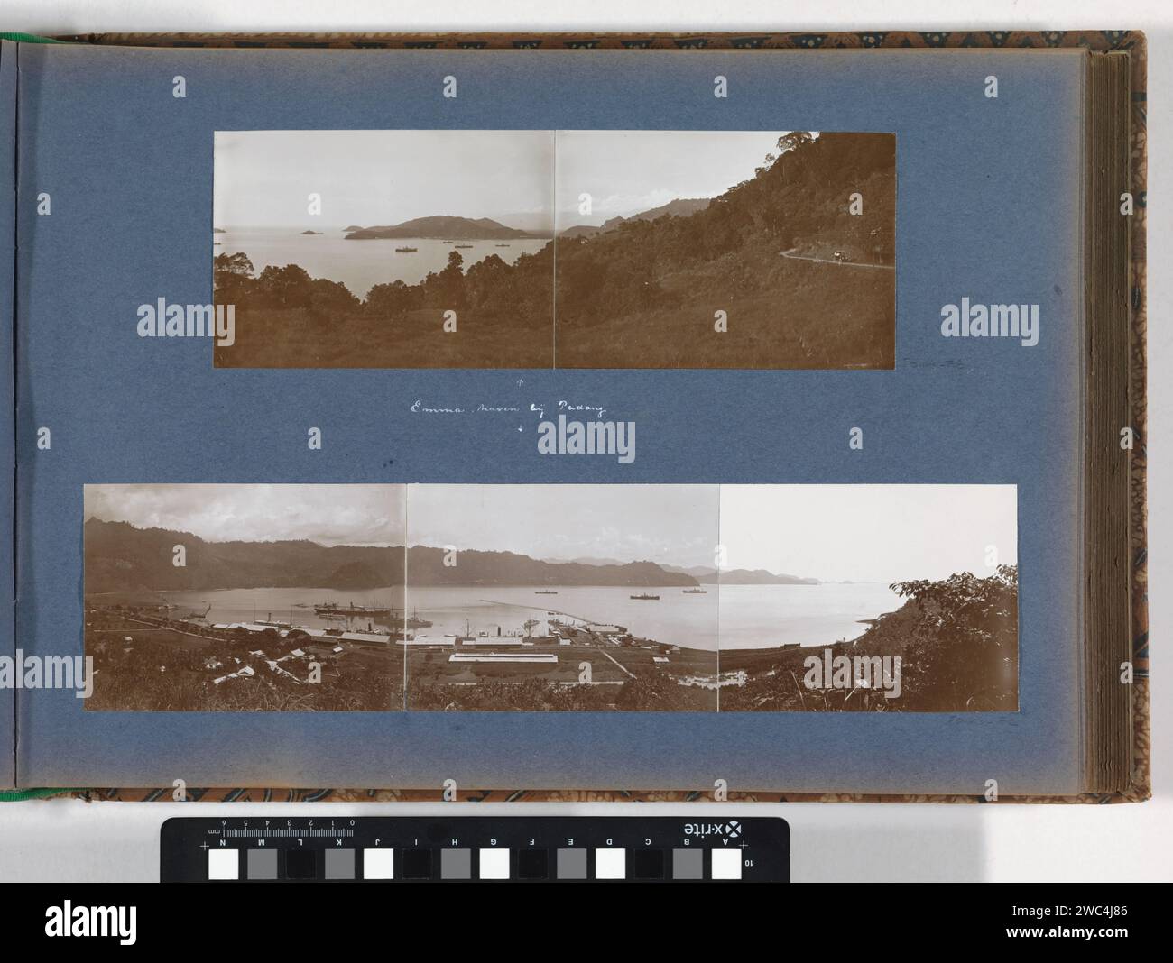 Vue de l'Emmahaven à Padang avec des navires, des hangars, la jetée et le chemin de fer, anonyme, c. 1900 - c. 1920 photographie photo Panorama composé de trois tirages. Papier padang. support photographique gélatine argentique port (+ vue  véhicule, navire, etc.). entrepôt ( port). entrepôt ( port). jetée, quai, quai. Chemin de fer, train Padang Banque D'Images