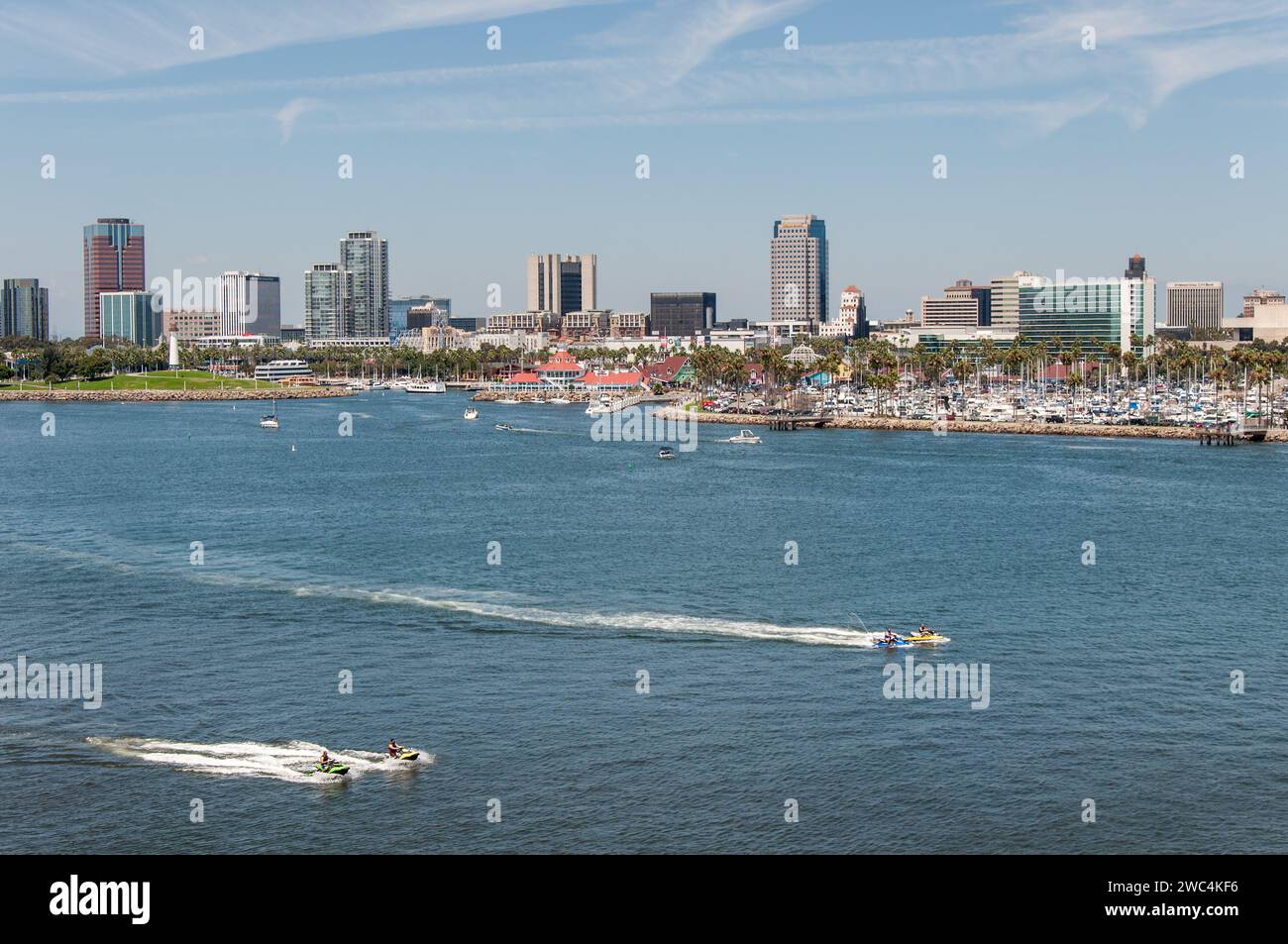 Long Beach, Los Angeles, Californie, États-Unis - 18 août 2019. Course de bateaux à moteur dans la baie et les gratte-ciel de la ville, vue de la reine Mary Banque D'Images
