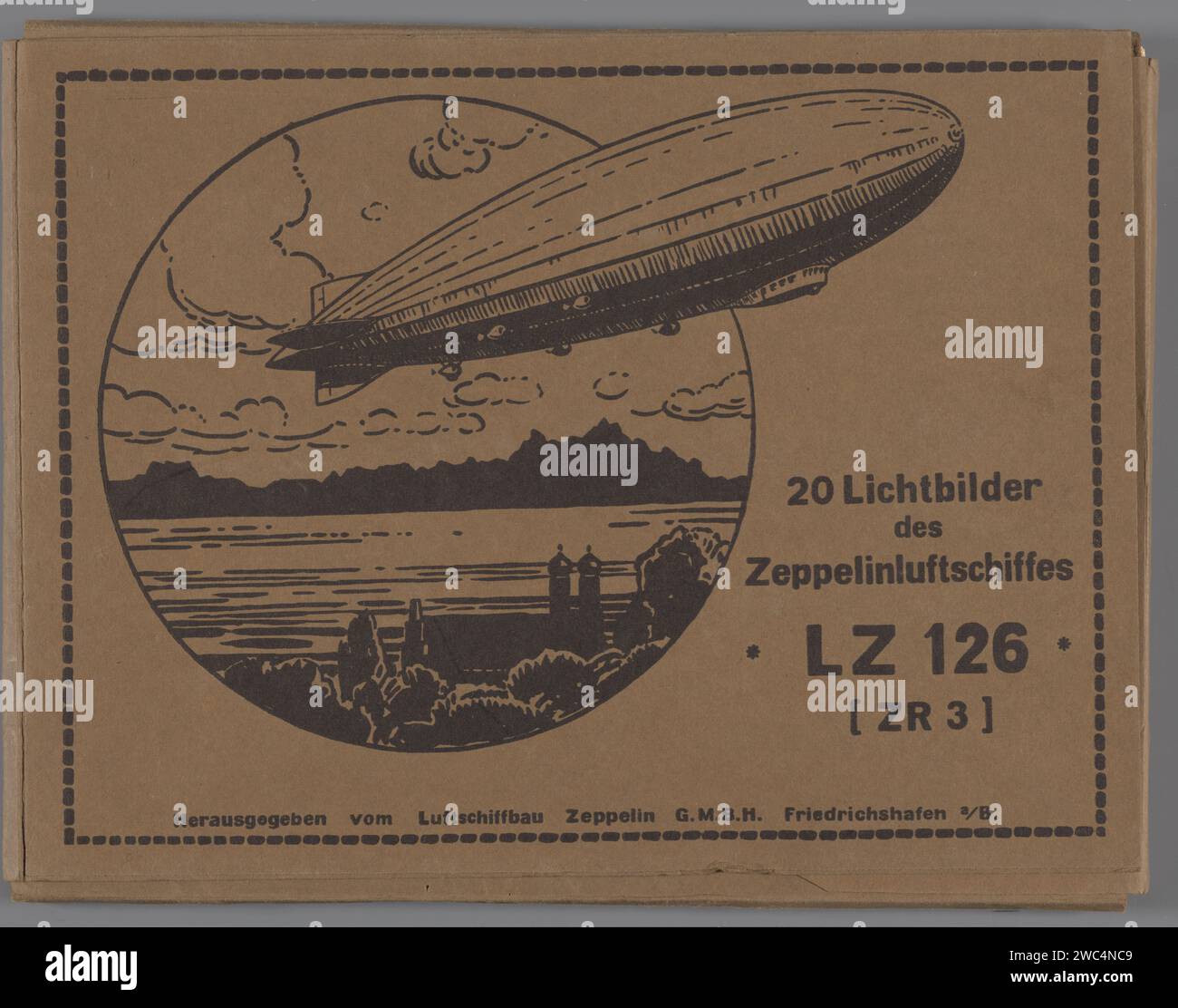 Dossier avec 20 photos de produit du Zeppelin AERIER LZ 126 [ZR 3], 1924 photo Zeppelin construit en réparation à Friedrichshafen par l'Allemand Luftschiffbau Zeppelin en tant que LZ 126. En octobre 1924, il arrive à Lakehurst, New Jersey. Ce dirigeable est venu sous le nom USS Los Angeles avec la marine américaine sous la chanson ZR-3 (ZR signifie «Zeppelin Rigid»). Dossier avec vingt photos et une feuille de texte. GermanyPublisher : Friedrichshafen carton. Encre gélatine argent imprimé 46C35 dirigeable, zeppelin Banque D'Images