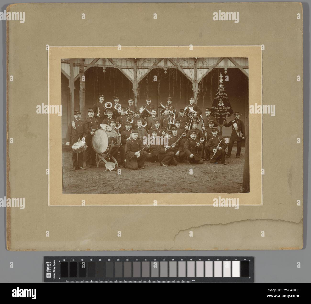 Portrait de groupe Association musique, chant et Théâtre 'Willem van Zuyln' de Post and Telegraaf Officials, Anonyme, 1904 photographie support photographique inconnu. carton Banque D'Images