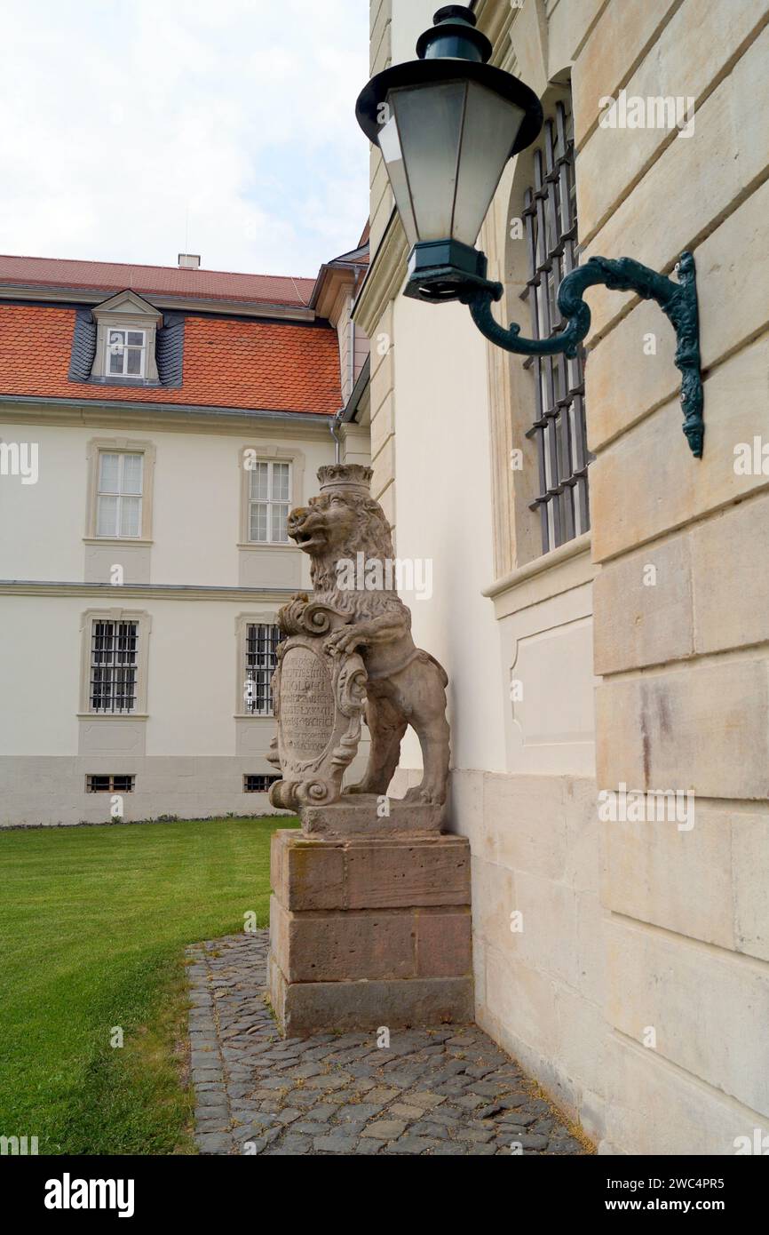 Schloss Fasanerie, complexe de palais des années 1700, près de Fulda, Allemagne, sculpture de lion couronné tenant un cartouche avec inscription sculptée Banque D'Images