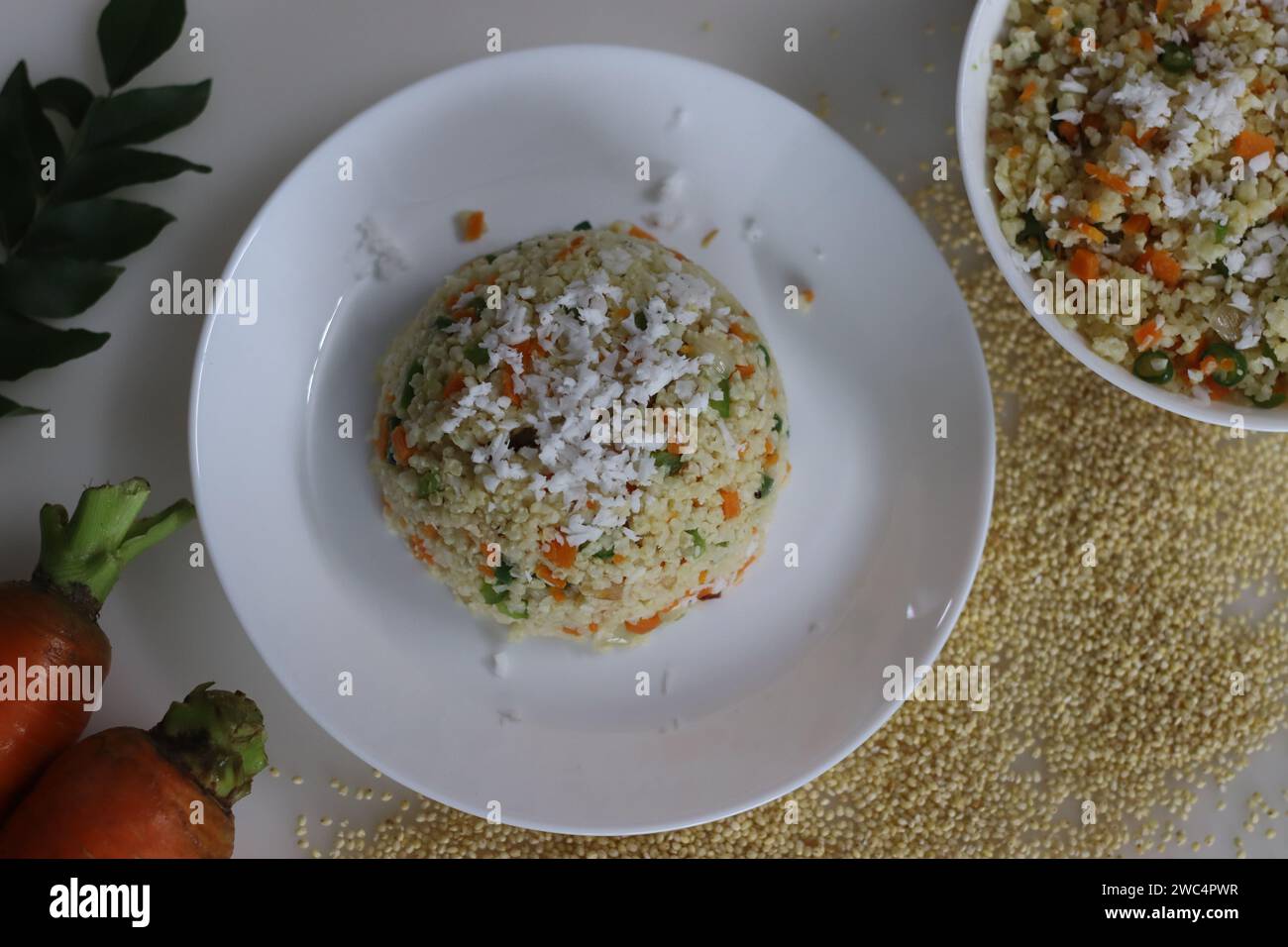 Savourez la bonté saine du Millet Proso Uppuma, un plat nutritif de l'Inde du Sud. Parfaitement épicé, texturé et visuellement attrayant. Idéal pour HEA Banque D'Images